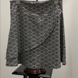 Fun easy B & W skirt!  SOYBU Medium